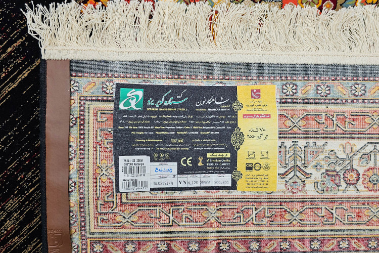 طراحی متقارن فرش سنتی با زمینه رنگ تیره