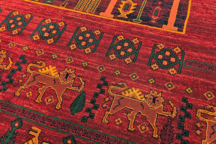 تصویر نزدیک از نقوش بلوچی در فرش روناسی ایرانی