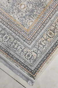 بافت ریز فرش قیطران ۴۲۹ فیلی در کنار مبلمان