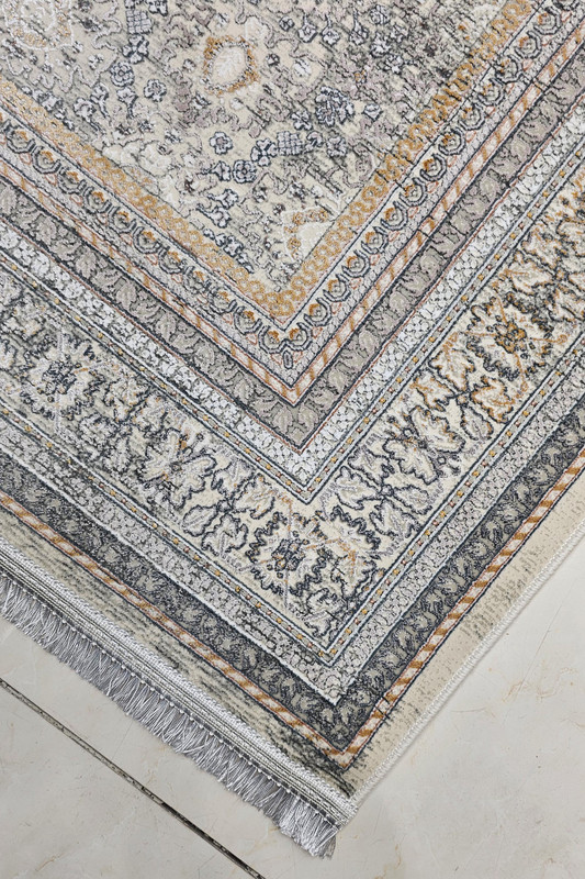 بافت ریز فرش قیطران ۴۲۹ فیلی در کنار مبلمان