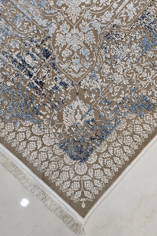 نقش پتینه ملایم بر زمینه فرش آوات