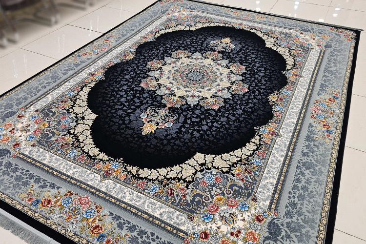 محیط منزل با فرش سرمهای ستایش و مبلمان روشن