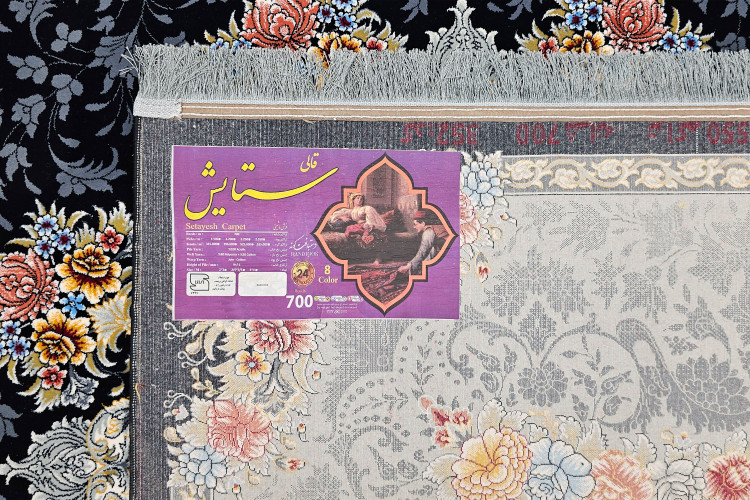 ترنج مرکزی فرش صوفیا سرمهای با طرح متقارن