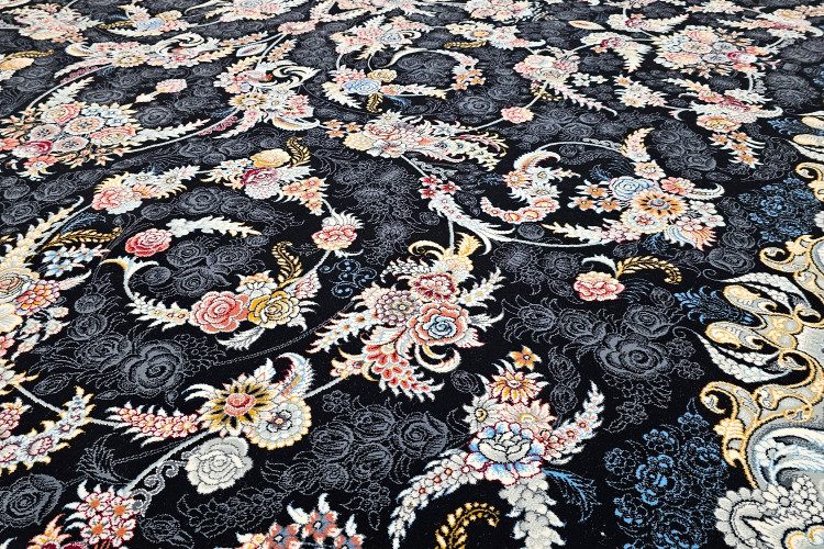 ترکیب رنگ سرمهای فرش با مبلمان روشن در خانه