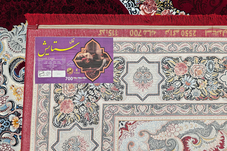 ترنج مرکزی فرش کاریـنا در زمینه روناسی