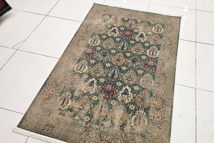 نمای کلی از فرش سلطان ابادی سبز پتینه شده نقشه درختی سبز