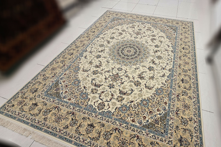 نمای کلی فرش ستاره کویر یزد روی زمین کلکسیون زهره نوین 700 شانه اکریلیک