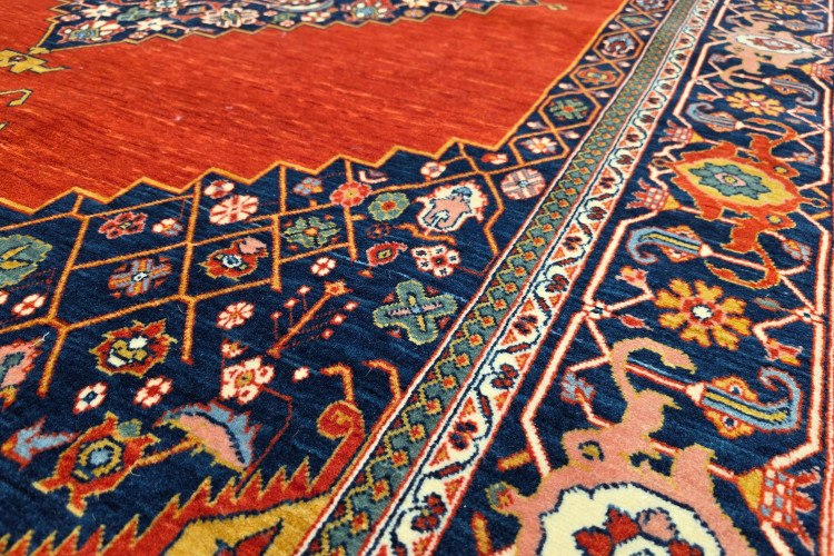 نمای نزدیک از حاشیه و نقش فرش ماشینی لاکی زرین دلان